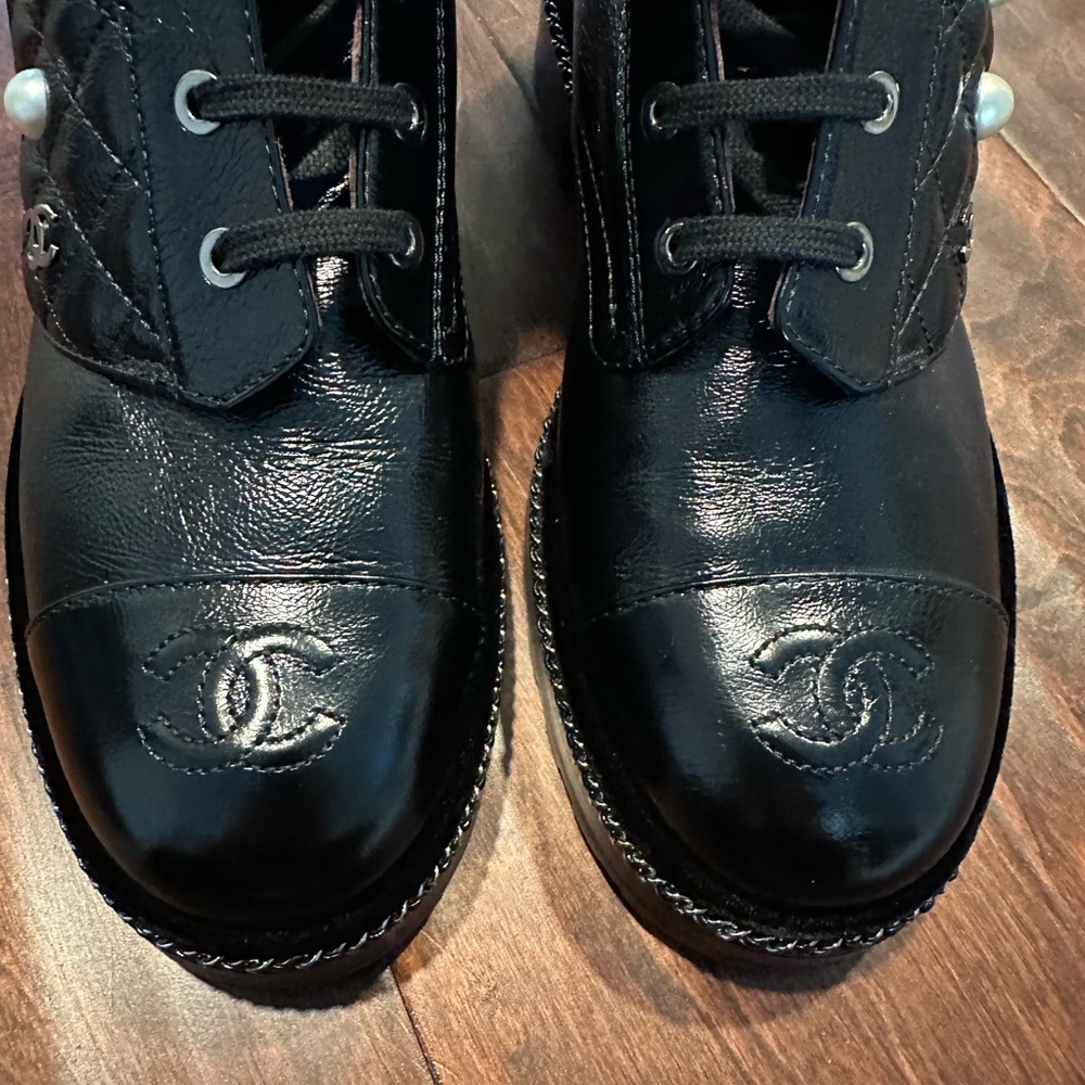 CHANEL Black Leather Boots w/ faux pearls - Picture 5 of 10